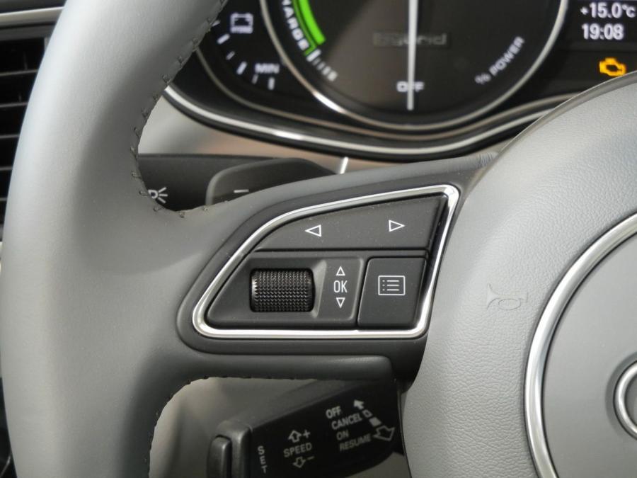 Детали интерьера Audi A6 3.0T S-Line Sedan (4G, C7) 2011 года  (WW) (фото 66 из 115)